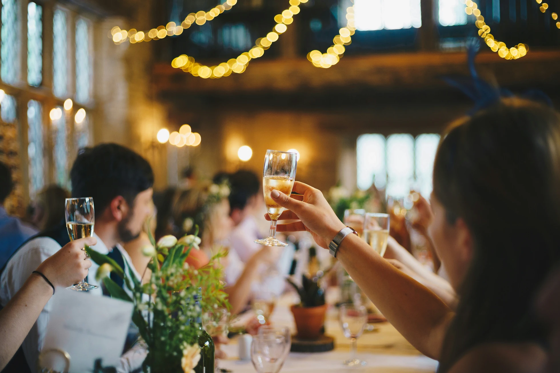 Best man heeft een speech gegeven op een bruiloft